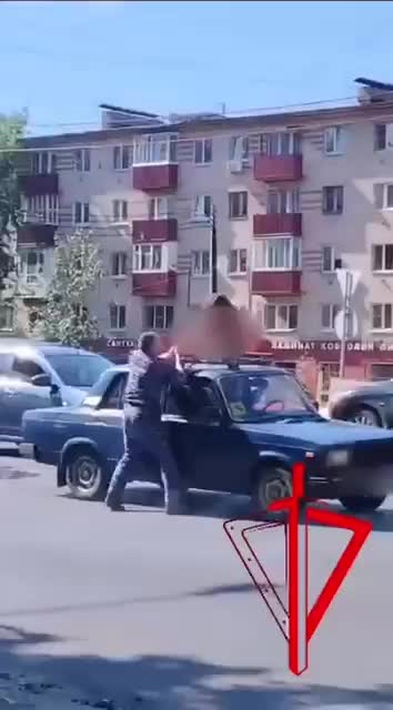 В Подмосковье обнаженная девушка устроила шоу на доро?...