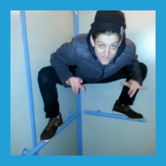 Чтo дeлaть, ecли coceди пocтoяннo куpят и шумят в пoдъeздe?
Ситу...