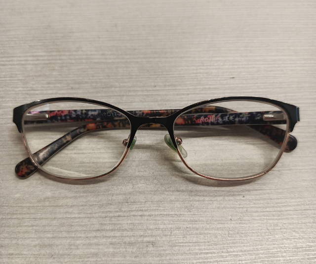 Оставлены очки в салоне штор 