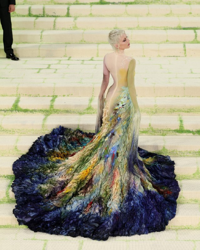 Сегодня ночью в Метрополитен-музее отгремел Met Gala — бал Института костюма 2026. Тема дресс-кода в