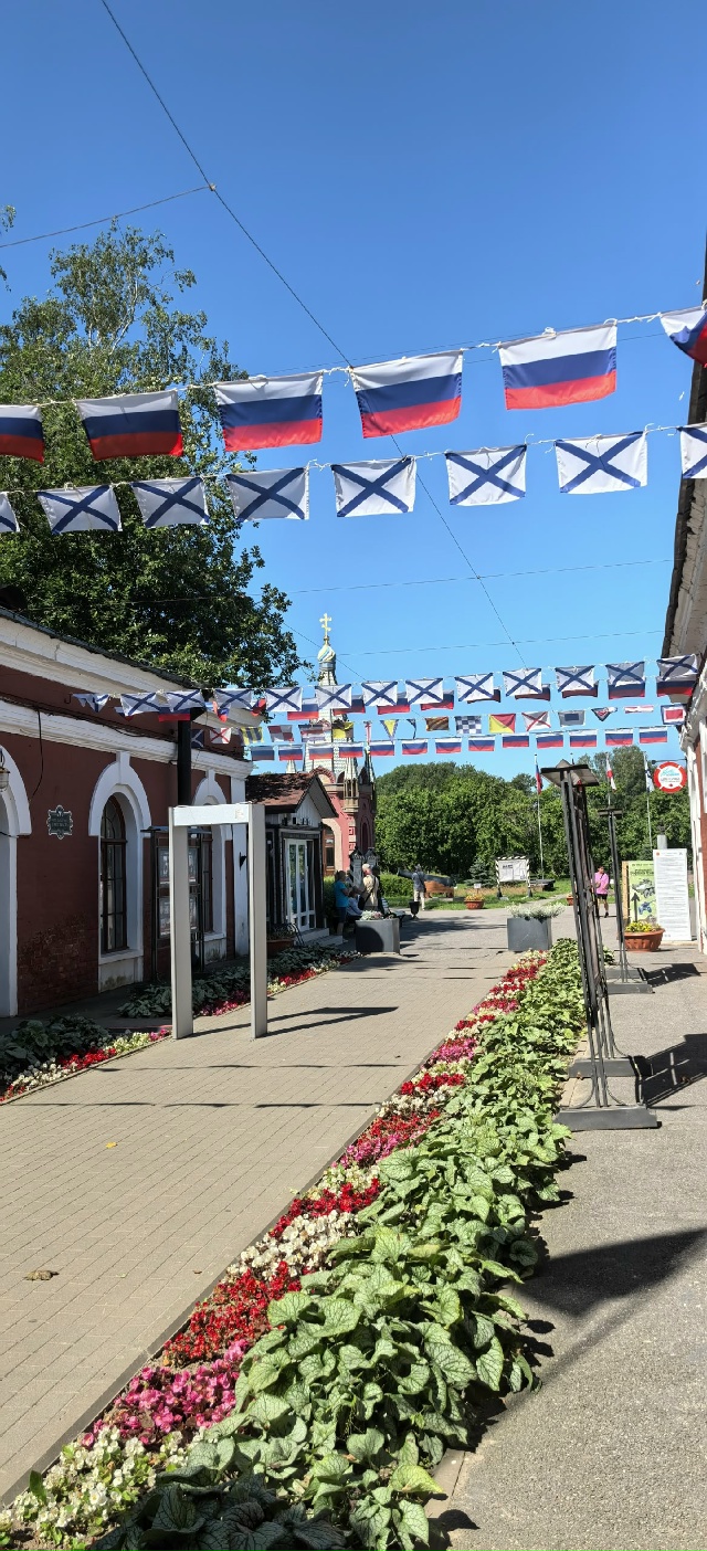 Город воинской славы, Кронштадт!
Чтит и любит своих мор...