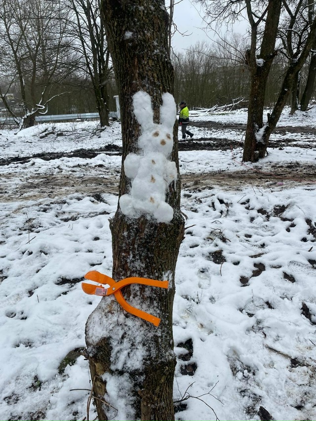 Еще много работы в парке возле ДК 