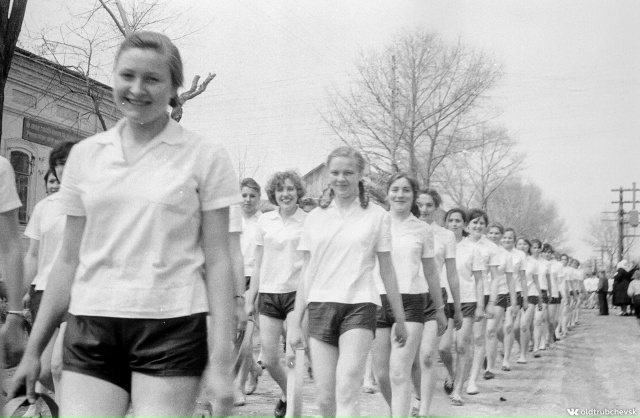 Шествие девушек. 1965-й год.