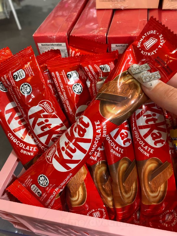 В российских магазинах начали продавать растворимый горячий шоколад от KitKat
Цена имбы — 80 рублей