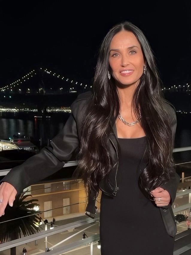 У Деми Мур хотят забрать ее «Золотой глобус» за то, что ...