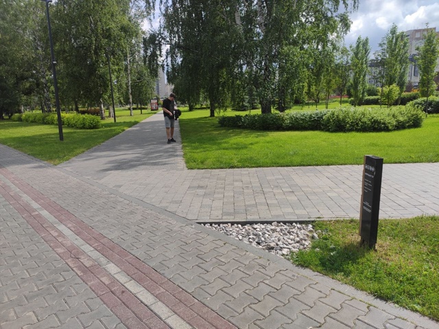 Кто-то додумался сделать отсыпку на углах, т.к. народ по...