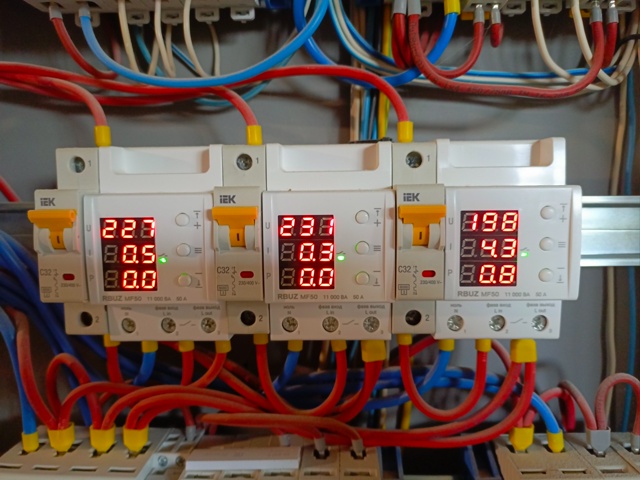 Как электросети Переславля ваш дом подожгут.
Жена: не ?...