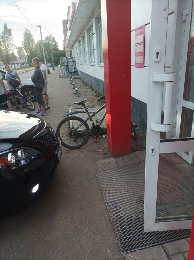 Уважаемый, водитель, спасибо, что хоть в магазин не въе?...