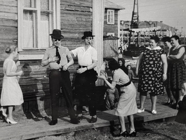 Слева на импровизированной сцене – Петр Иванович Марь...