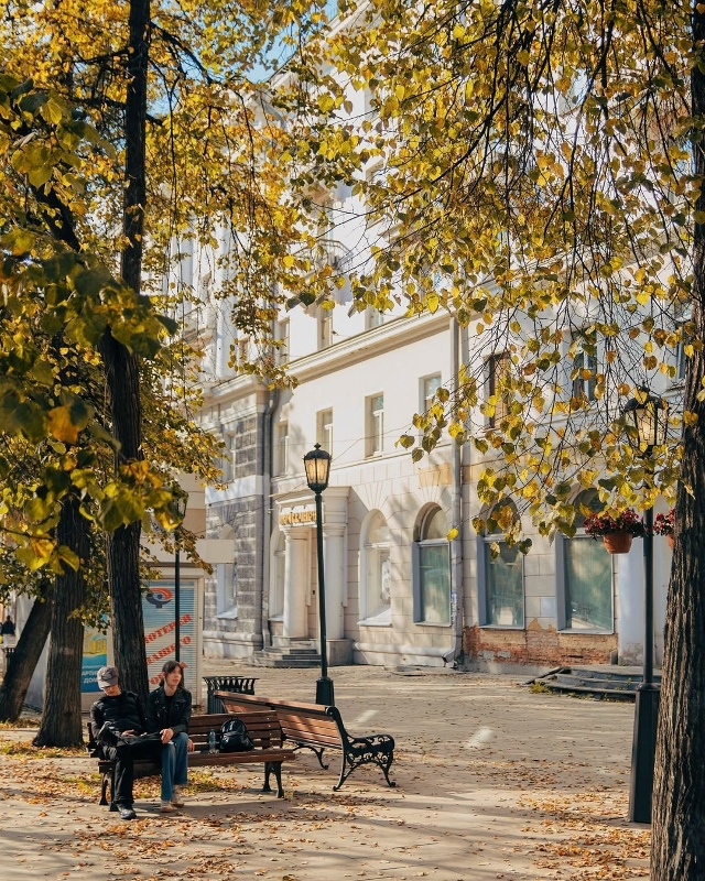 Залитый солнцем и осенним золотом проспект Ленина во В...