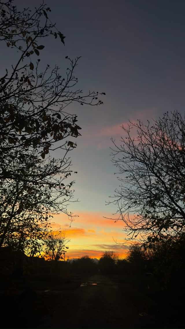 Ах, эти красивущие закаты в Абинушке нашем!
Жизнь - ты п?...