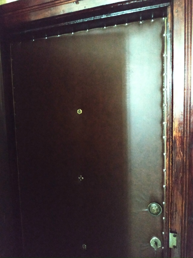 Отдам входную дверь , самовывоз с 4 этажа.