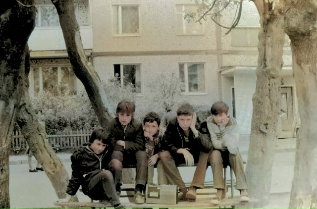 Взгляд в прошлое. Во дворе многоквартирного жилого дом...