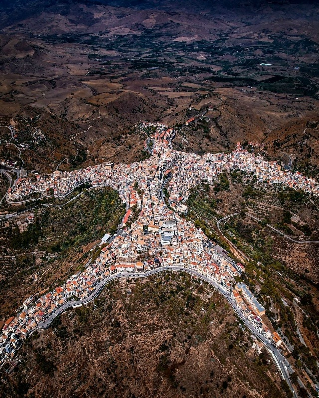 Центурип на Сицилии, Италия