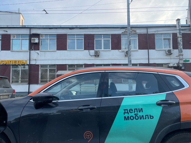 Когда время вышло, парковаться можно и на дороге 😄