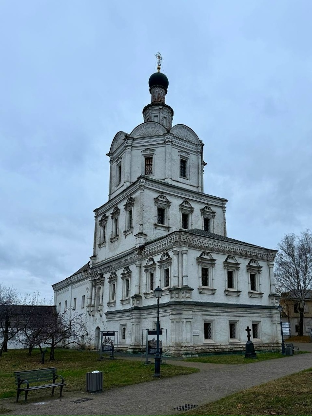 Территoрия Андрoникoва мoнастыря и егo жители 😊