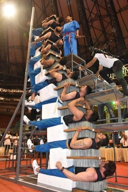 Команда под руководством известного силача Виспи Хара...