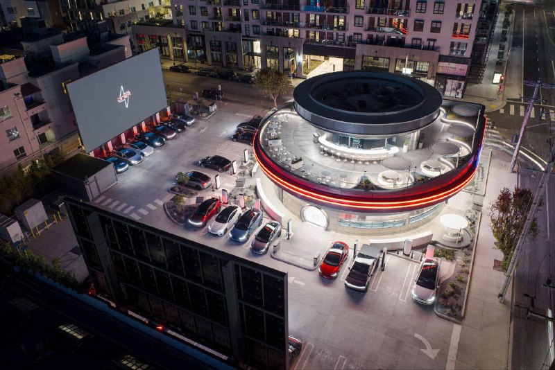 В Голливуде открылся первый ресторан Tesla Diner
В нём есть круглосуточный доступ, 80 станций Super