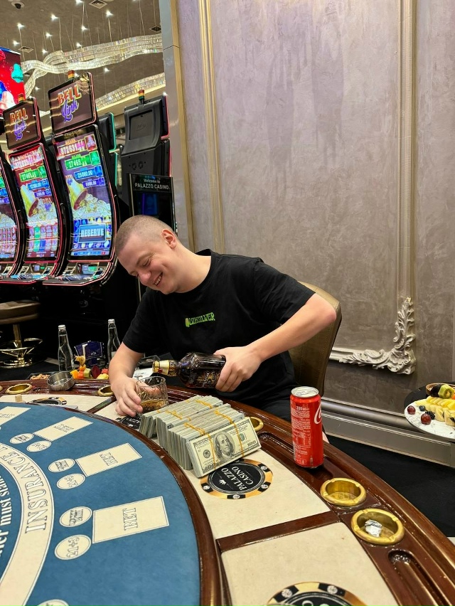 💸 Мажор раздаёт по 7 000₽ налом в LuckyDuck!
🟥 В стриме орёт...