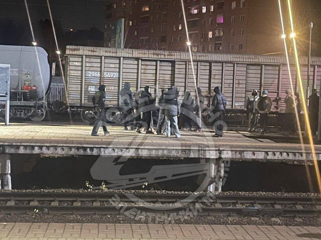 Подростки стреляли в помощника машиниста электрички, ?...