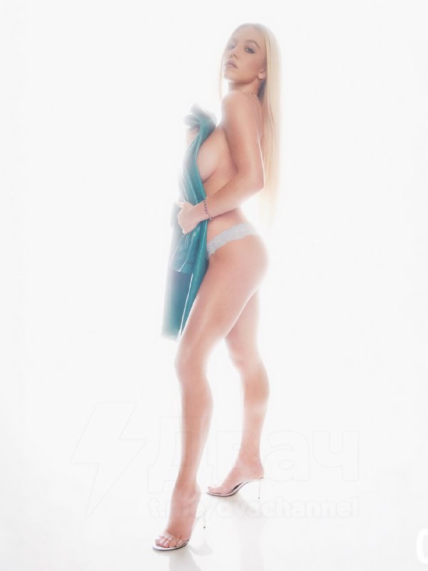 Внимание!
Сидни Суини снялась в откровенной фотосессии для Cosmopolitan.
Спасибо за внимание.