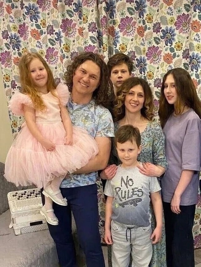 Александр Бардин со своей семьей!
Кто-нибудь лайкнет❤