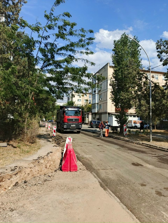 Специалисты приступили к ремонту дорожного покрытия п...