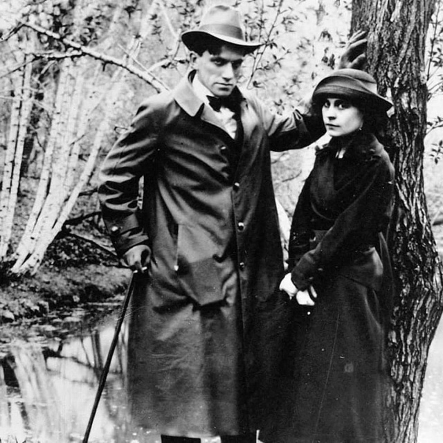 Когда Маяковский собрался ехать в Париж, Лиля Брик сос?...