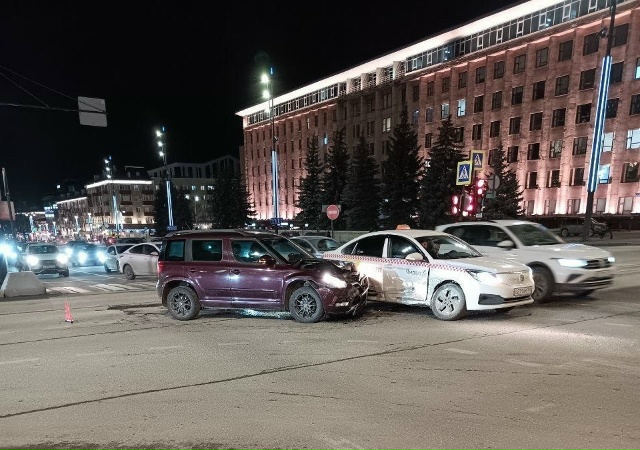 Авария у Политеха в сторону Комсомольской площади, ска...