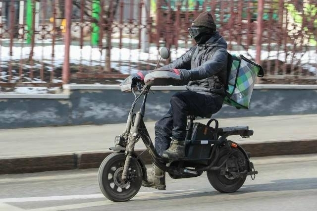 В Госдуме предложили запретить курьерам ездить на эле?...