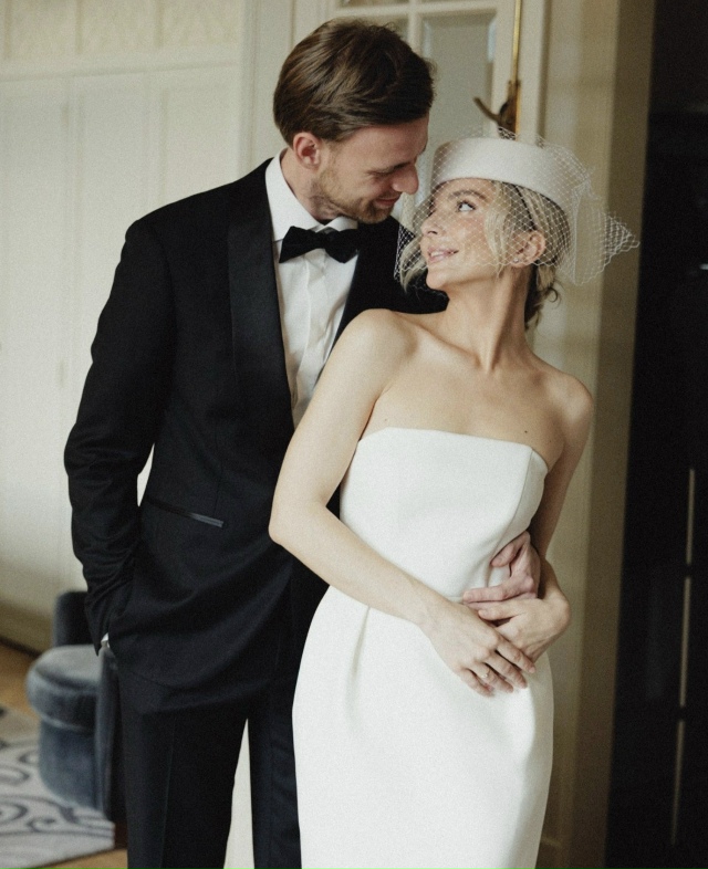 Элегантный образ невесты 👰
А эта шляпка – настоящая ?...