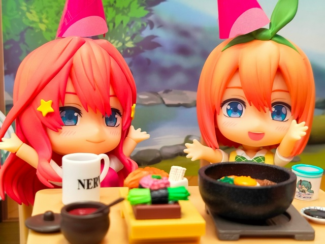 — Поторопись! У нас щас котлетки
— С макарошками?
—??...