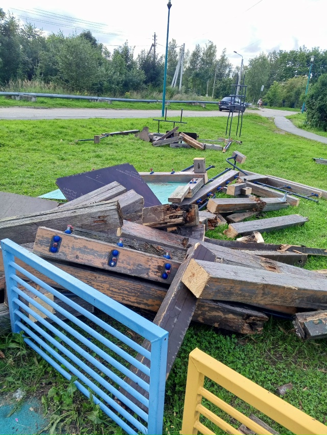 Добрый день всем! На детской площадке в Нестерово демо...
