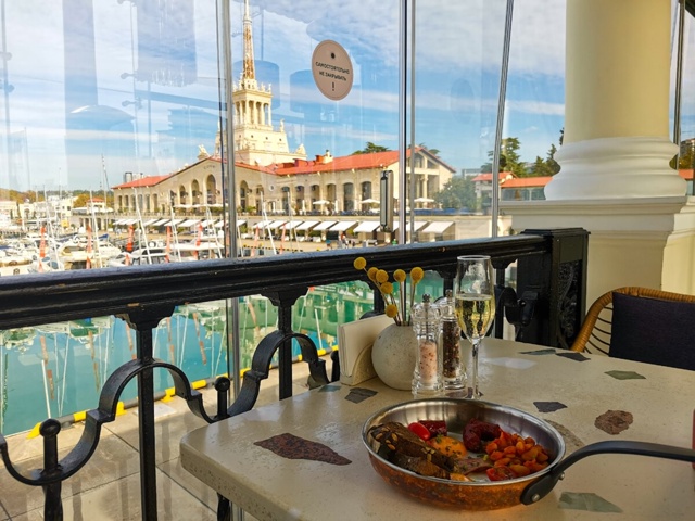 Ирония судьбы: сочинский ресторан «Дельфин и русалка» ...