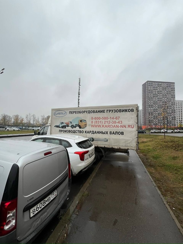 Очень наглый грузовик в ЖК Измайловский лес перегород?...