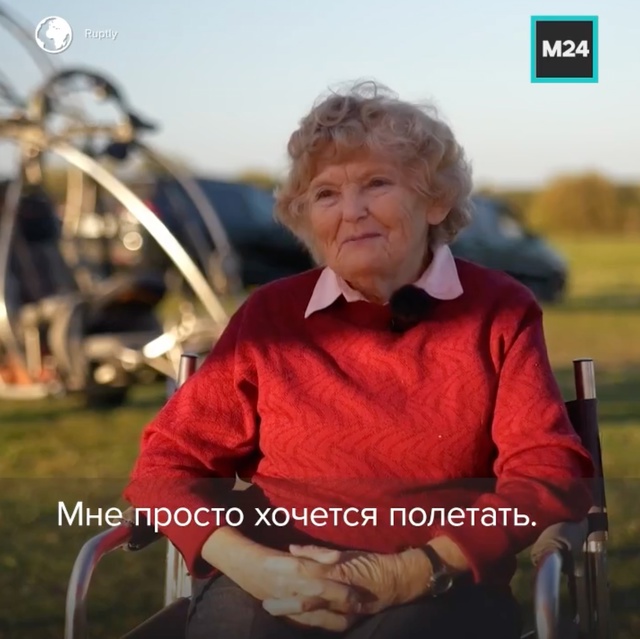 🪂 88-летняя вельчанка совершила прыжок с парашютом с в?...
