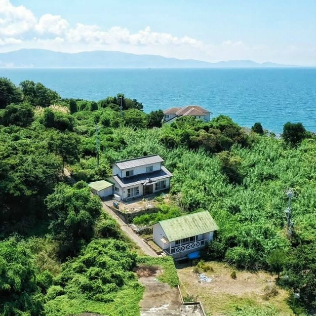 Офигеть там цены.
Дом в Японии 133 метра с личным пляжем ?...