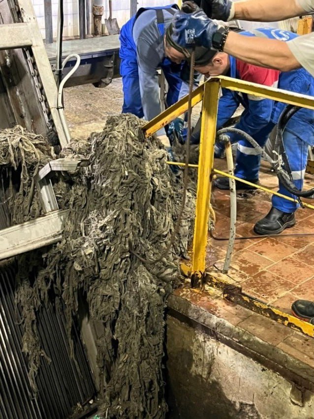 В Самаре из канализации достали почти 500 кг мусора, кот?...