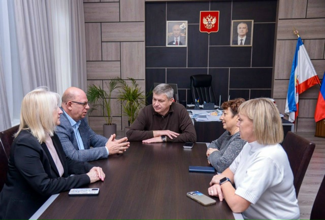 С председателем Межрегиональной Крымской республикан...