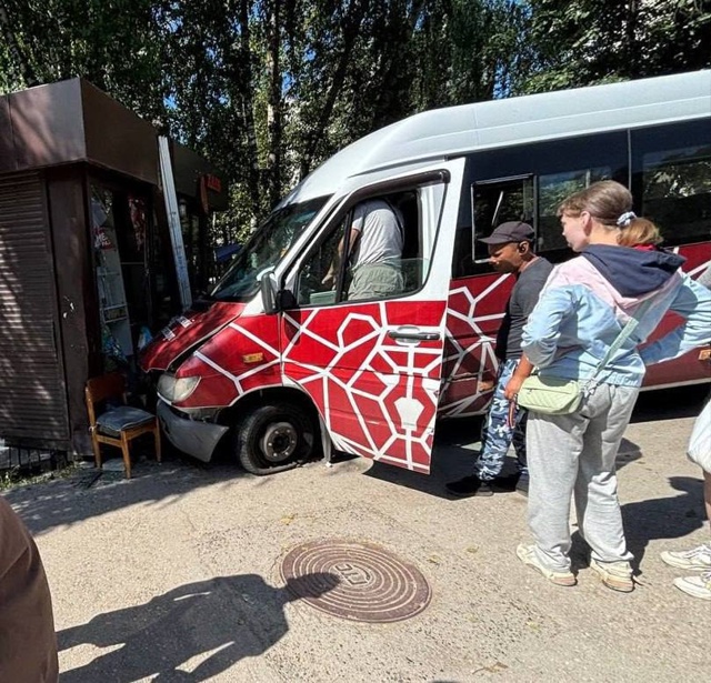 Подробности выезда маршрутки в киоск на Маршала Рыбал?...
