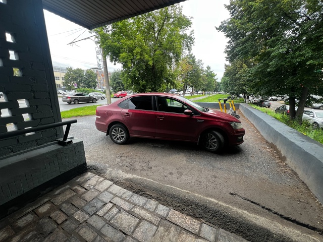 Хорошо хоть в переходе не припарковались. Как можно та?...