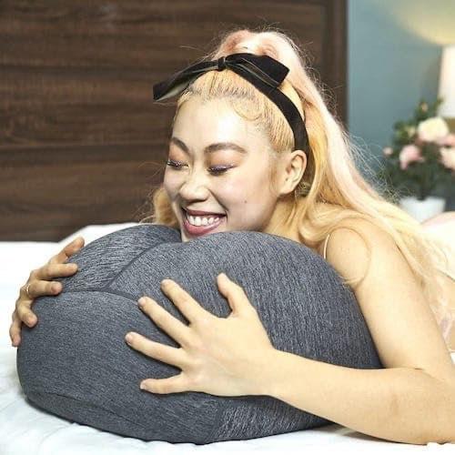 В Японии выпустили подушку для сна в форме жопки.
Создатели называют подушечку идеальным мужским а