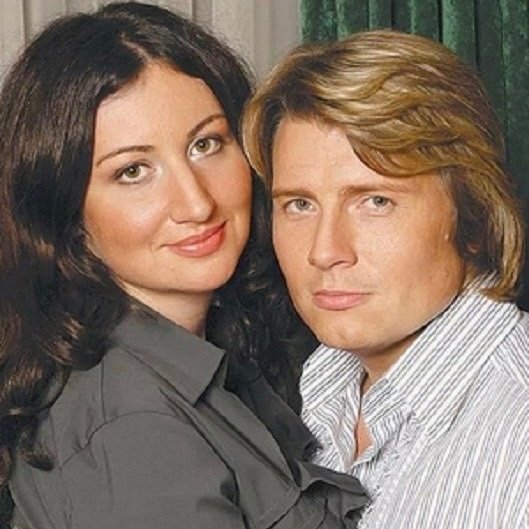 Крупно повезло: известные артисты, которые женились на...