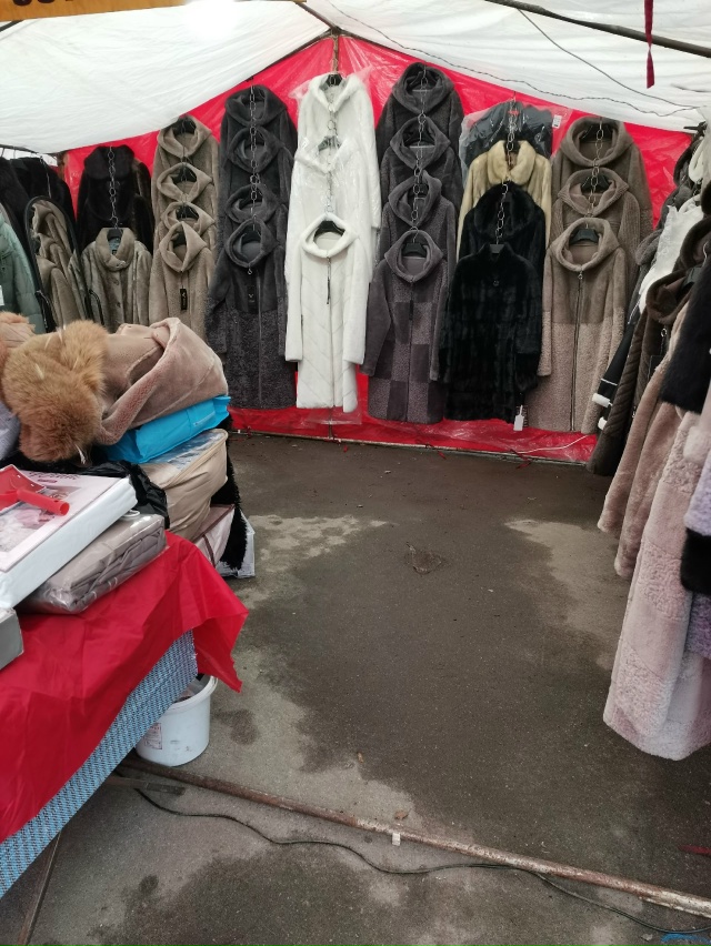 На против центрального входа Октябряского рынка будет...