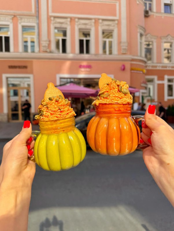 Лепота: в OMG Coffee выпустили тыквенный латте в тематических кружках.
Спешл содержит авторский тык