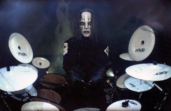 Джордисон (Slipknot) - 2677 ударов за 2 минуты. Занесён в Книгу ...
