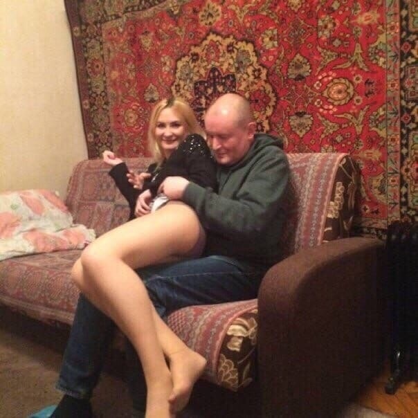 Отшлепывает ракушку, чтоб та просто так не бегала