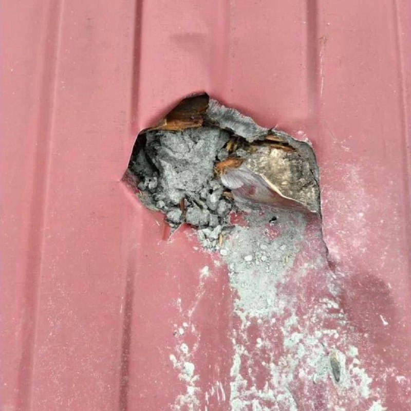 ☄️ Небесное тело с длинным хвостом заметили в небе над Москвой Очевидцы считают, что это метеорит,