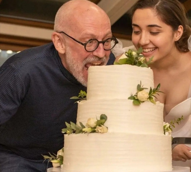 Александр Гордон с молодой супругой😅
Девушка моложе ...