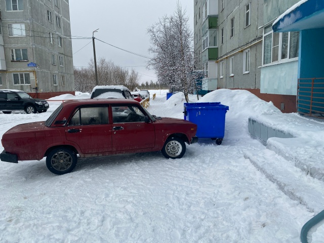 И как пройти в первый подъезд? Пройти сверху по машине?
